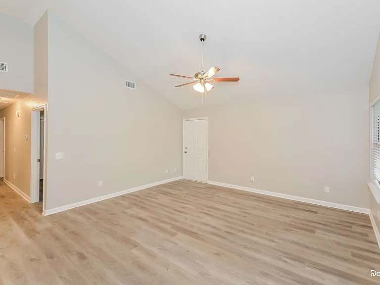 514 Freedom Ct — Photo 5