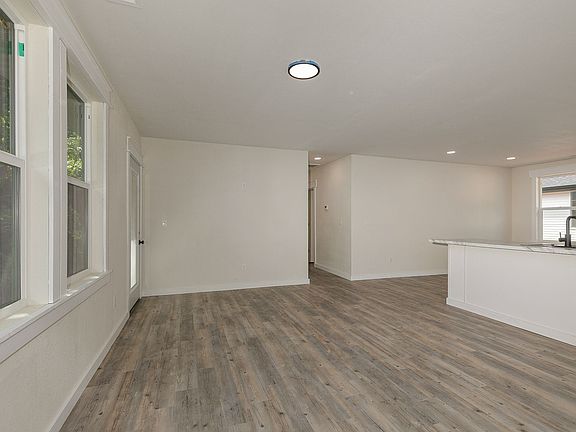 5th image of 310 E Washington St