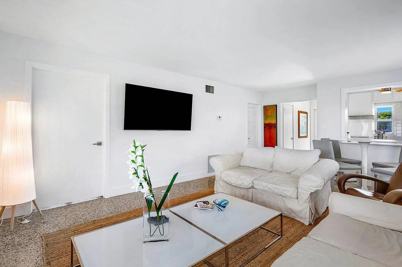 2 bed, 2.0 bath, 840 sqft, $4,000 — Photo 4