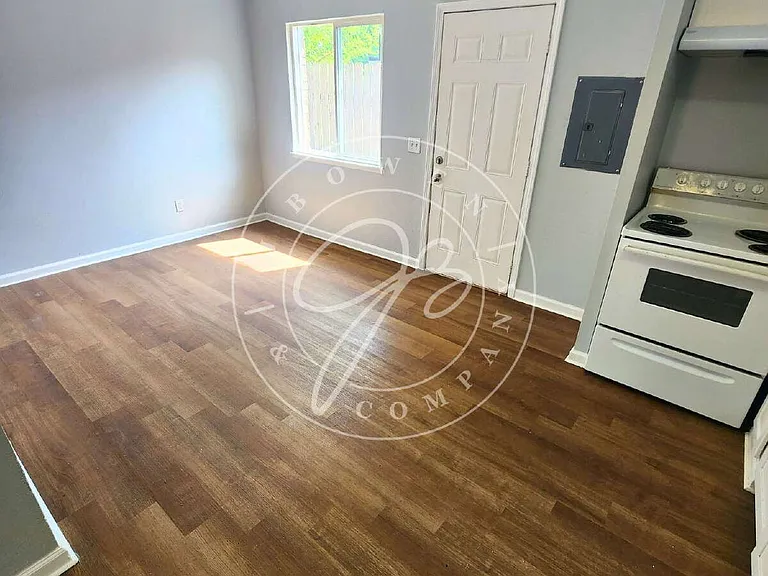 2217 Hickory St — Photo 5