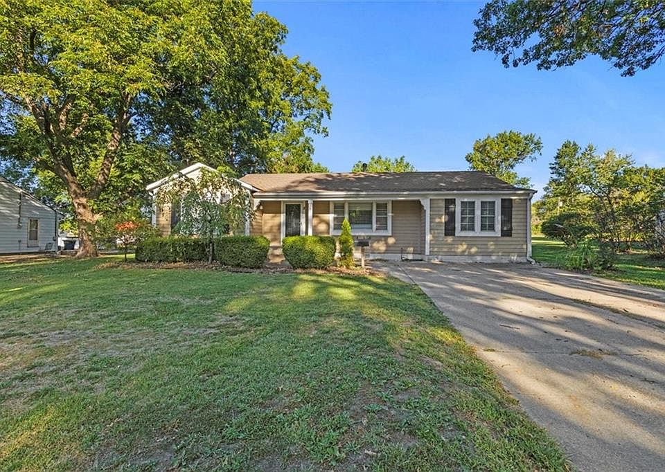 1st image of 8 Brookside Dr
