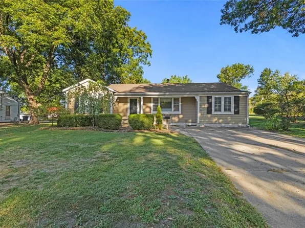8 Brookside Dr, Paola, KS 66071