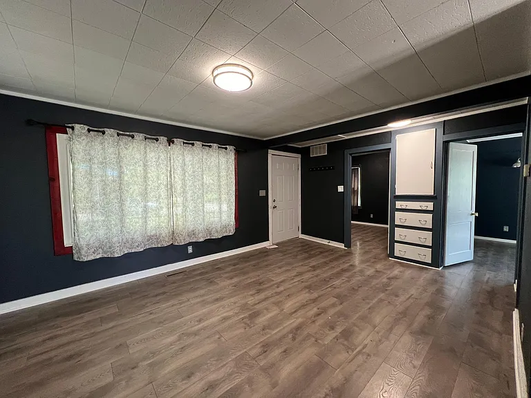 141 S Custer Ave — Photo 14