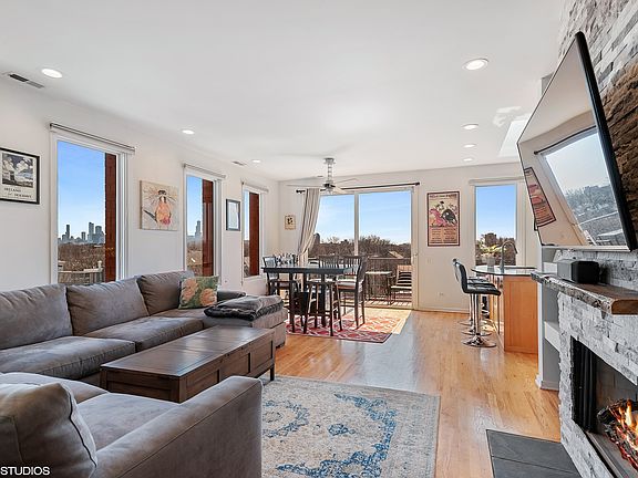2nd image of 1955 N Leavitt St APT 4D