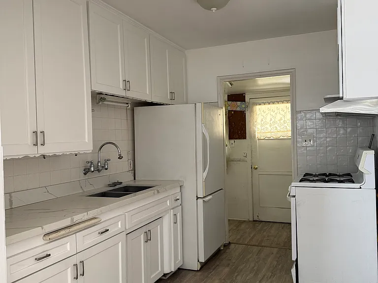 526 E Olive Ave — Photo 3
