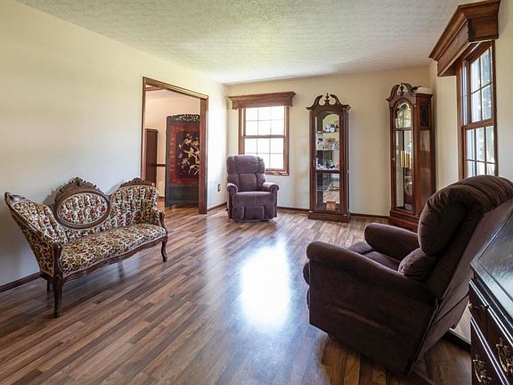 3rd image of 1128 Dawn Dr