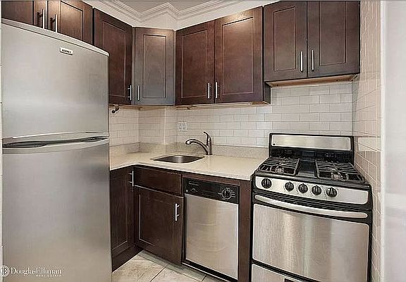 4th image of 401 W 45th St APT 4C