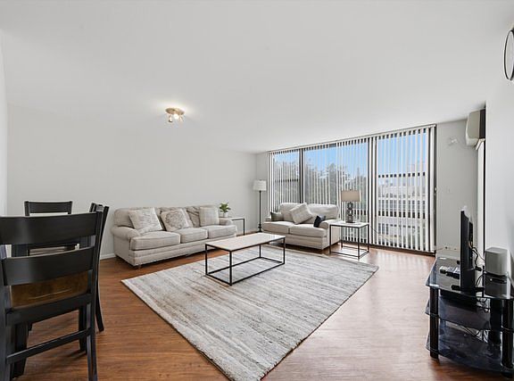 5th image of 2605 S Indiana Ave Unit 304