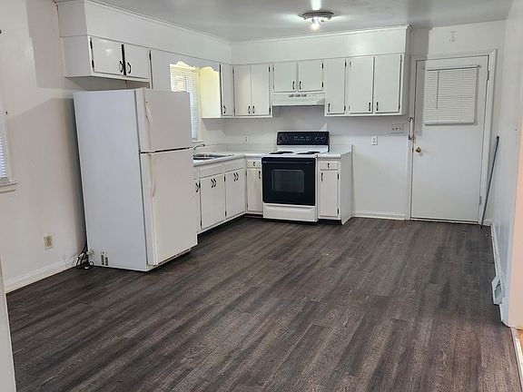 Spacious full kitchen
