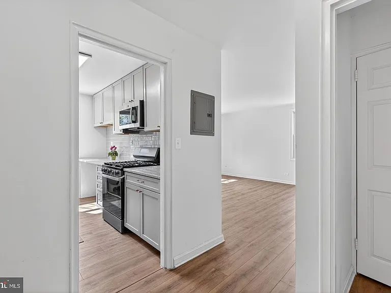 106 N George Mason Dr #4 — Photo 3