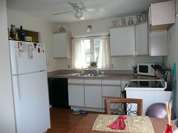 Eat in kitchen with all newer appliances to stay