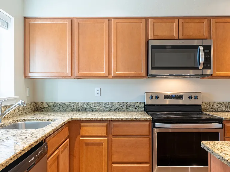 Modern 3 bedroom Townhomes with Garage — Photo 31