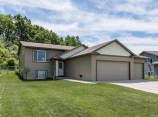 721 Strafford Dr, Zumbrota, MN 55992