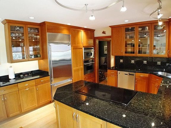 3rd image of 1409 Holly Dr
