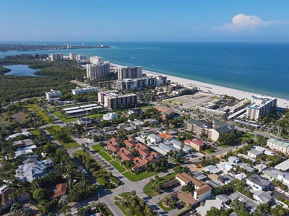 4th image of 722 S Boulevard Of The Presidents #204