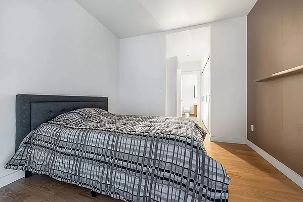 Sold by R New York | media 4