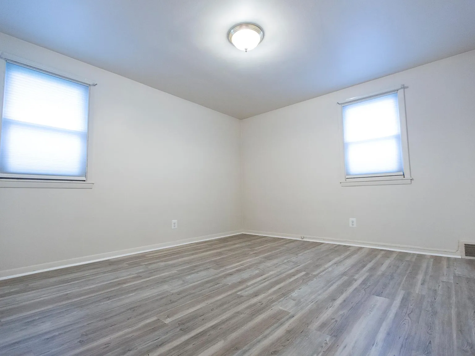 2 bed, 900 sqft, $1,350 — Photo 4