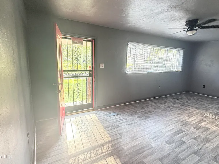 2904 Woodside Dr — Photo 4