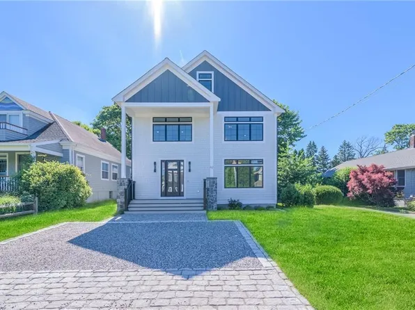 62 Clinton Ave, Jamestown, RI 02835