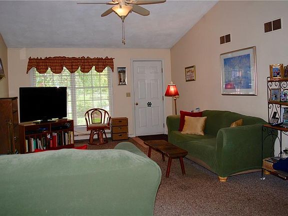 4th image of 75 Mollie Dr