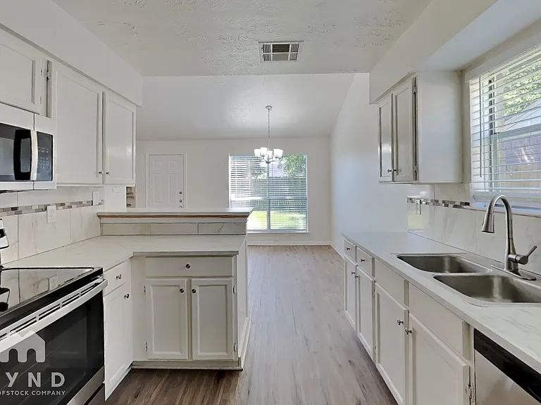 15831 Pryor Dr — Photo 6