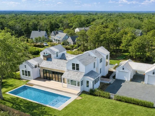 2 Lexington Ave, Edgartown, MA 02539