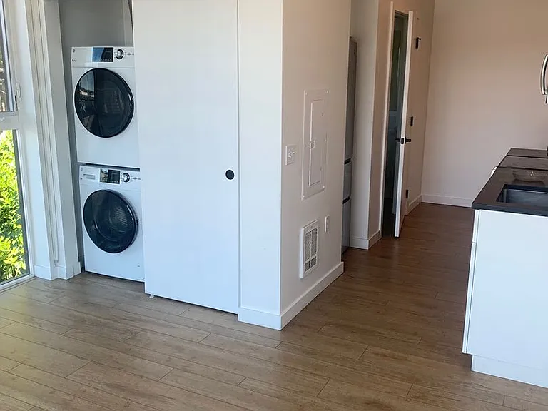 Welcome to Lakeview! - Live in Luxury & Style in the heart of Eastlake — Photo 34