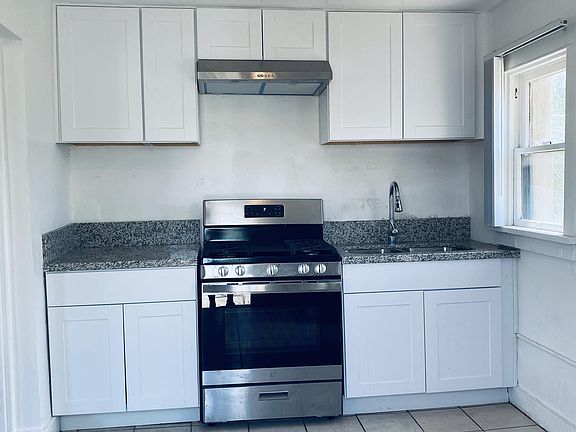 2nd image of 2632 N Stone Ave APT 3