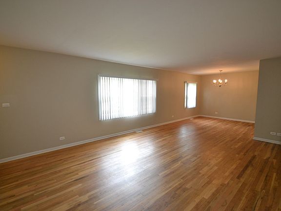 3rd image of 325 Glendale Ln
