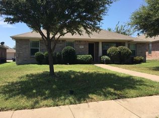 611 Rolling Meadows Dr, Lancaster, TX 75146