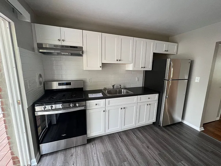 303 Plainfield Ave — Photo 1