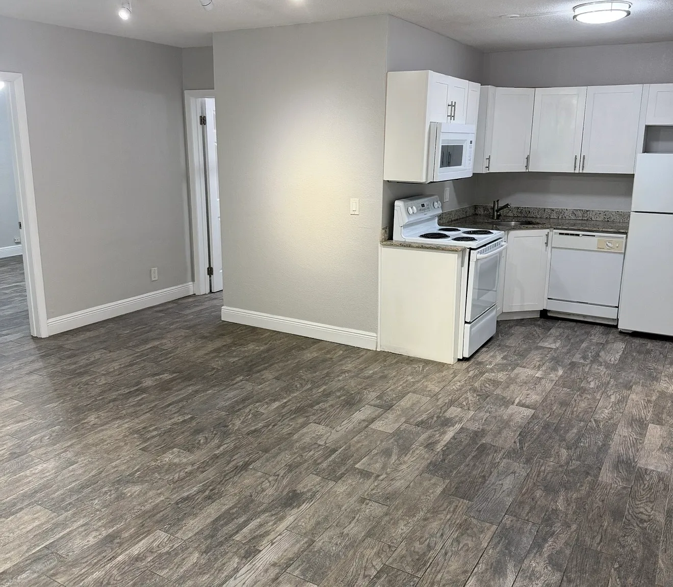 800 NE 14TH PL - 3 — Photo 1