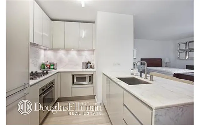 Rented by Douglas Elliman | media 23