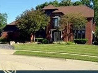 2958 Quail Run Dr, Troy, MI 48098