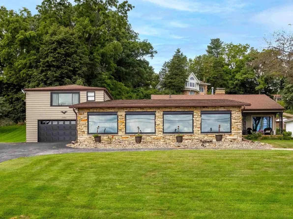 21480 Great River Rd, Le Claire, IA 52753