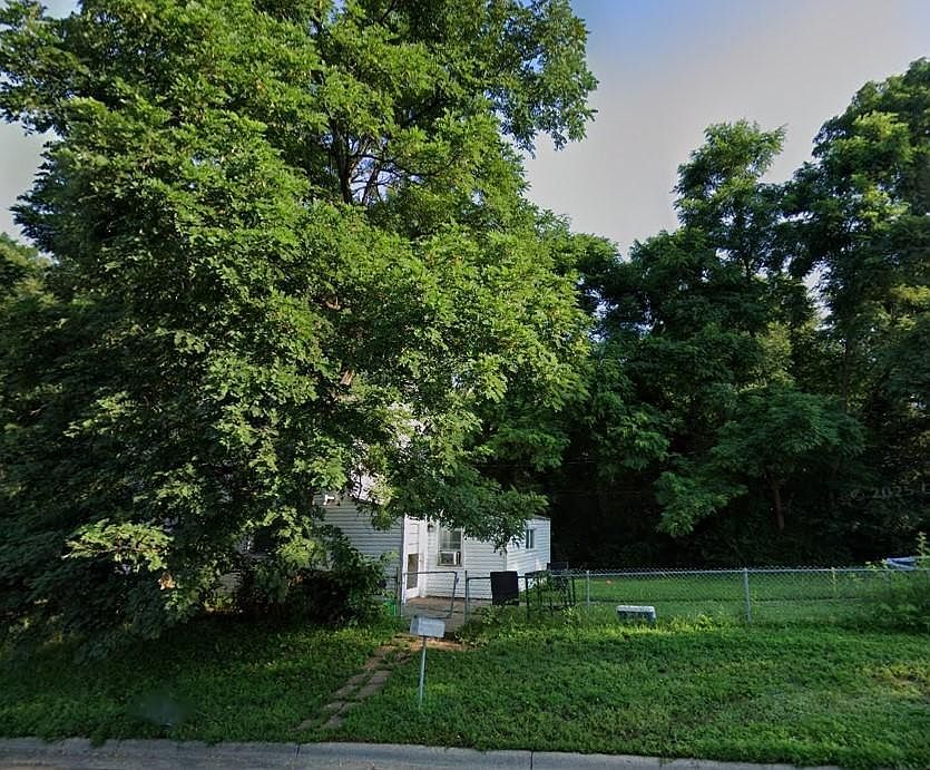 2nd image of 363 Hawthorne Ave E