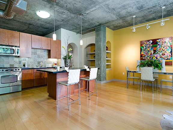 4th image of 840 E Green St Unit 307