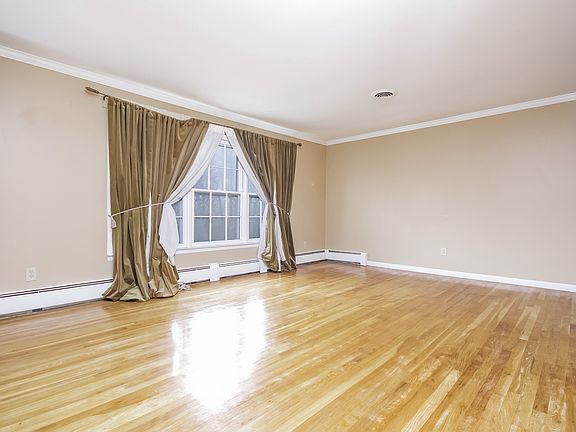 5th image of 11 Strathmore Dr