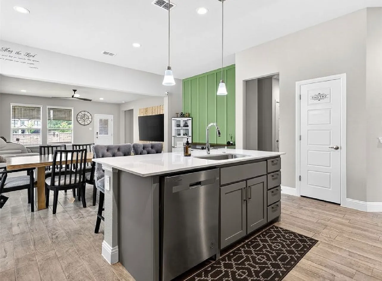 4 bed, 2.5 bath, 2104 sqft, $2,600 — Photo 3