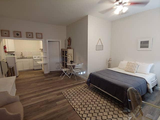 2nd image of 200 E Maxwell St #4
