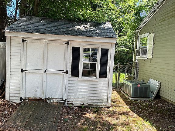 3rd image of 918 Cutspring Rd