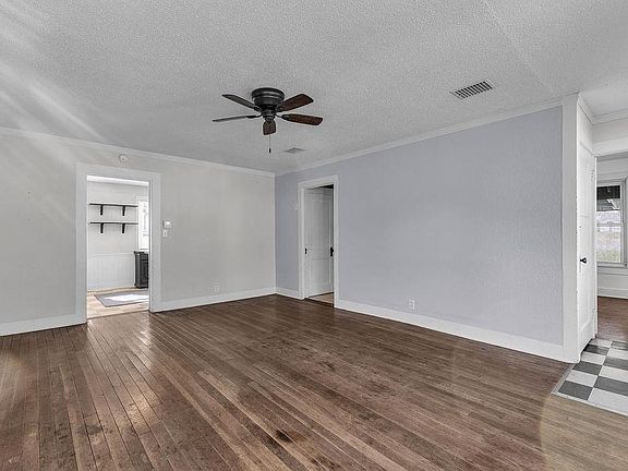 5th image of 102 S Chestnut St