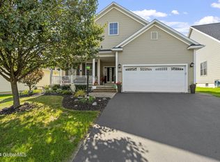 105 Waverly Cir, Watervliet, NY 12189