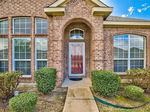3rd image of 1202 Camelot Dr