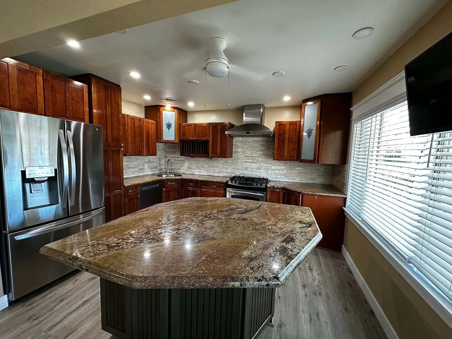 Charming 3 Bed 3 Bath Westminster House — Photo 2