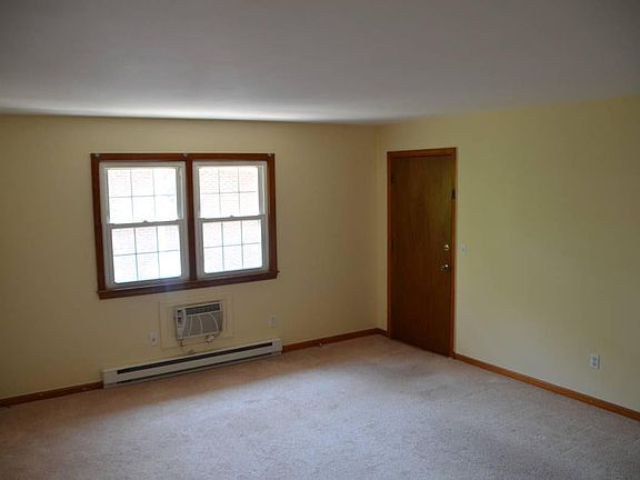 4th image of 3 Tunxis Pl #E