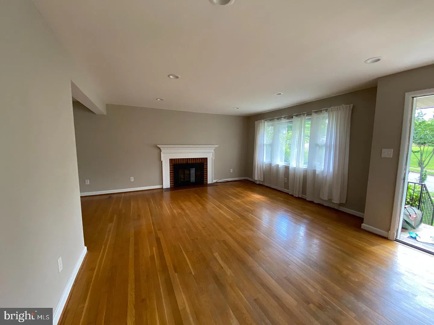 3 bed, 2.5 bath, 1677 sqft, $4,250 — Photo 2
