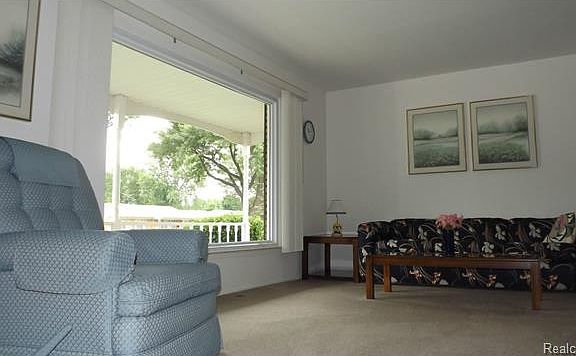 5th image of 17779 Woodside St