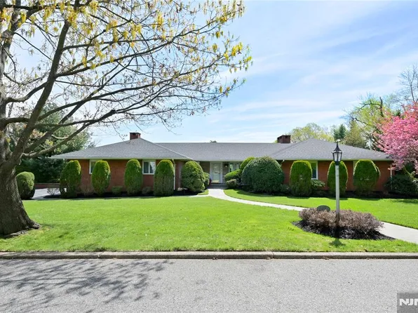 798 East Dr, Oradell, NJ 07649