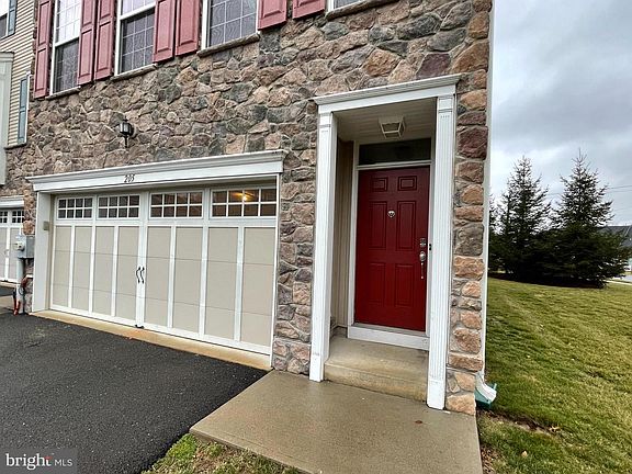 4th image of 205 Chestnut Ct